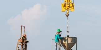 Lifting Right Using Rigging Basics to Handle Bulky Upgrades in Your Home Improvement Simple Rigging Tips for Heavy Home Improvements